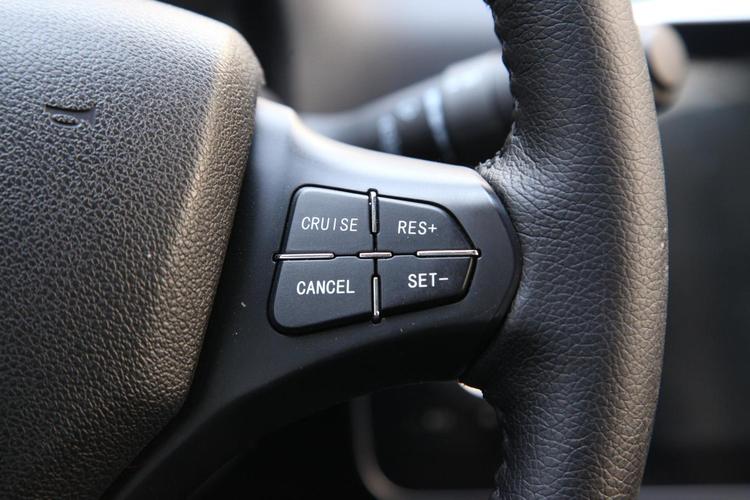 众泰e200换方向机的视频(众泰e200拆方向盘)