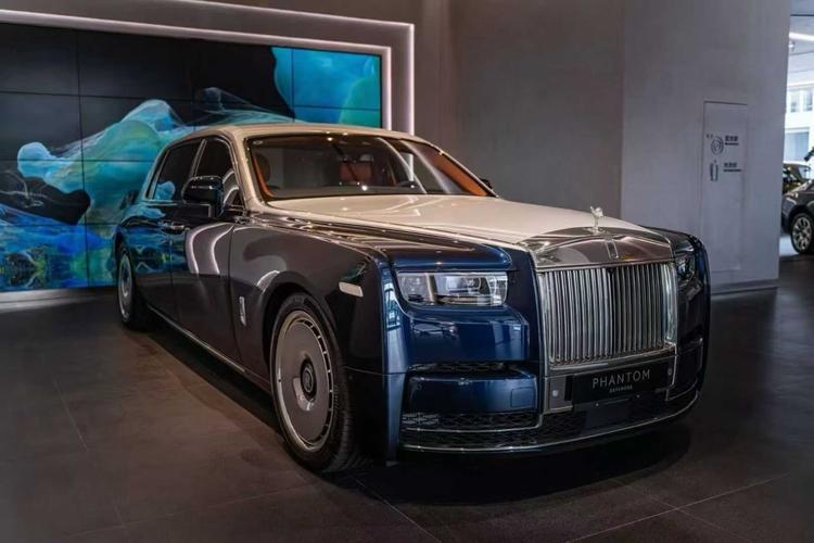 劳斯莱斯幻影2022款图片(劳斯莱斯幻影2022款图片大全)